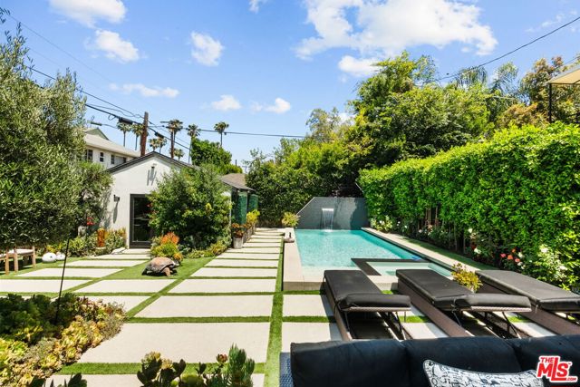 4338 Agnes Avenue, Studio City CA: https://media.crmls.org/mediaz/83c74acf-988f-41a0-b62b-15f912c62ab6.jpg