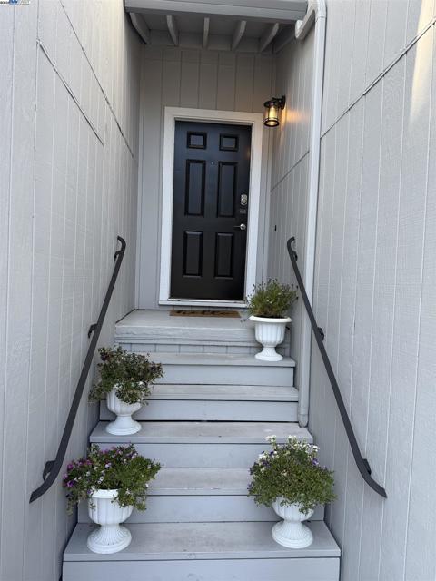 235 Via Pinada Ln, Martinez CA: https://media.crmls.org/mediaz/83c770b8-c4e4-4069-a4b8-c390ccaf3acd.jpg