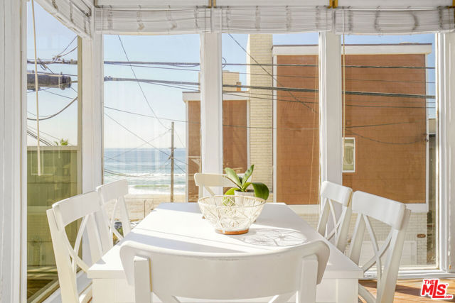 4400 Ocean Drive, Manhattan Beach CA: https://media.crmls.org/mediaz/83c7ad3d-382a-4082-a1c8-68a8db9250b2.jpg