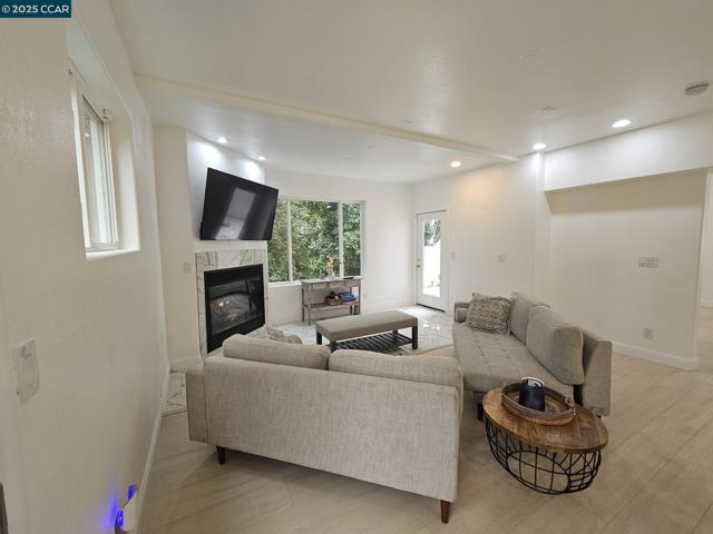 2785 Butters Dr, Oakland CA: https://media.crmls.org/mediaz/83c7c842-baf7-4fa0-922f-6dd1ebf32603.jpg