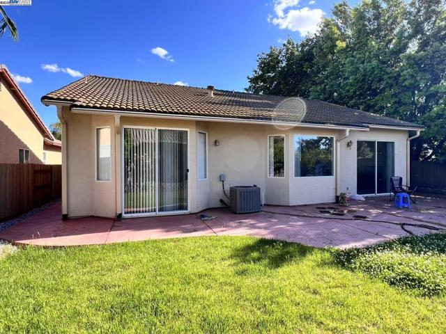 9253 Horsham Ct, Sacramento CA: https://media.crmls.org/mediaz/83c7f18b-9dba-4d2a-b15f-b420ba417f51.jpg