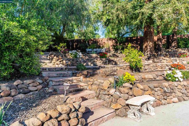 2424 San Miguel Dr, Walnut Creek CA: https://media.crmls.org/mediaz/83c8a973-70a5-4c1d-8b3a-6bb0c930ec32.jpg