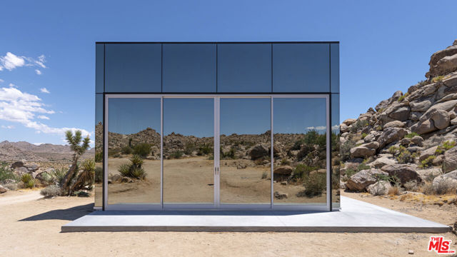 8198 Uphill Road, Joshua Tree CA: https://media.crmls.org/mediaz/83c99fb7-6e78-4500-be4a-4b899d04ffc5.jpg