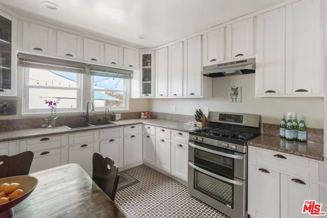 1569 S Orange Grove Avenue, Los Angeles CA: https://media.crmls.org/mediaz/83ca6712-45ca-422b-8789-aa0fc424c8cc.jpg