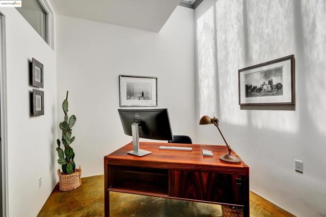 2709 10th St, Berkeley CA: https://media.crmls.org/mediaz/83ca699e-ff68-4f75-b708-5678187b4dc8.jpg