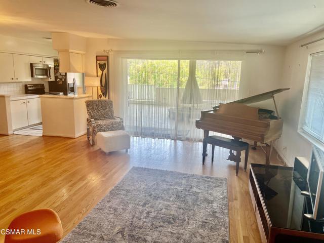 1542 Riverside Drive, Glendale CA: https://media.crmls.org/mediaz/83cac3c2-0427-44fd-b48f-21481a33726d.jpg