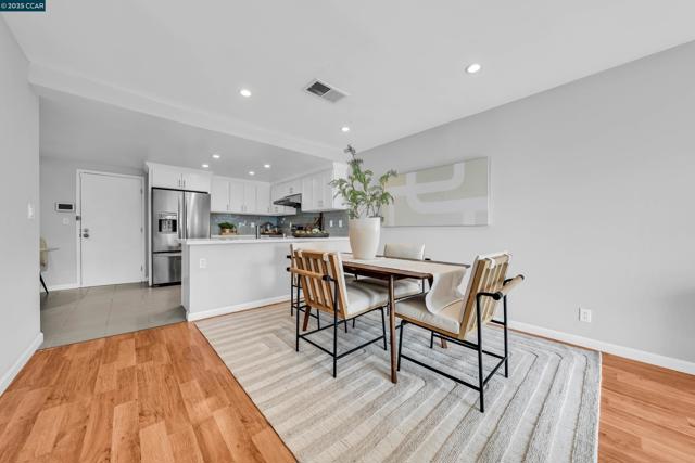31 Turtle Creek Street, Oakland CA: https://media.crmls.org/mediaz/83cbe8c9-7202-4f9a-9fe1-e5c61dfd6155.jpg
