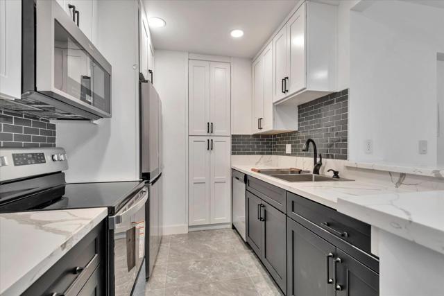 8650 Gulana Avenue, Playa del Rey CA: https://media.crmls.org/mediaz/83cf1f60-9ecc-482e-80b4-64090d743a61.jpg