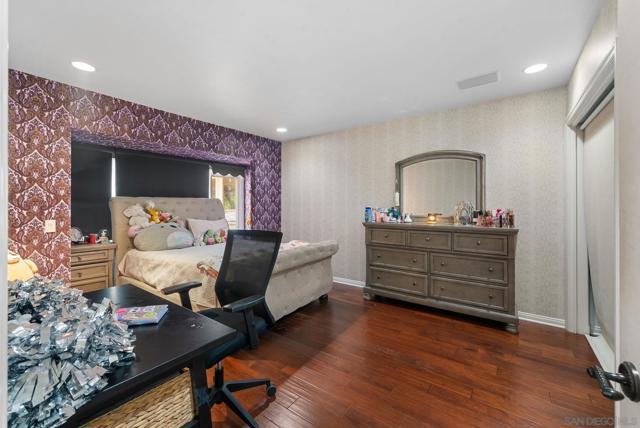 9351 La Jolla Farms Rd, San Diego CA: https://media.crmls.org/mediaz/83cf3459-9470-4472-b266-380d84abb72c.jpg