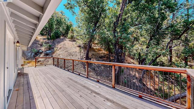 21451 Phoenix Lake Rd, Sonora CA: https://media.crmls.org/mediaz/83cfc7d4-58d8-4cc3-82e4-82e5fce7141d.jpg