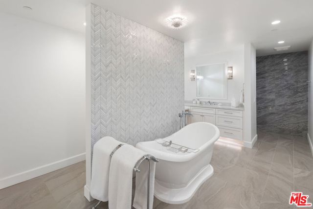 300 N Swall Drive, Beverly Hills CA: https://media.crmls.org/mediaz/83d03480-36fd-476c-9ae1-001374031c4d.jpg