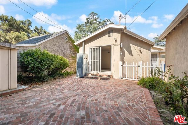 4210 Alcove Avenue, Studio City CA: https://media.crmls.org/mediaz/83d0efed-37f2-400b-9d77-4b52181d0047.jpg