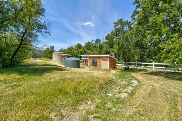2051 Dollarhide Rd,  CA: https://media.crmls.org/mediaz/83d169c3-0ff7-4f99-8484-6fb4e28fc07f.jpg