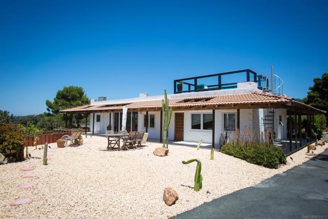1047 Highland Dr, Del Mar CA: https://media.crmls.org/mediaz/83d1737e-de6b-4d53-8804-c1e0093a0528.jpg