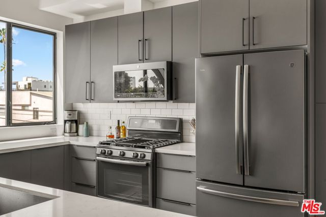 3724 1/2 Vinton Avenue, Los Angeles CA: https://media.crmls.org/mediaz/83d28266-80e1-4e3d-9789-0f0745153616.jpg