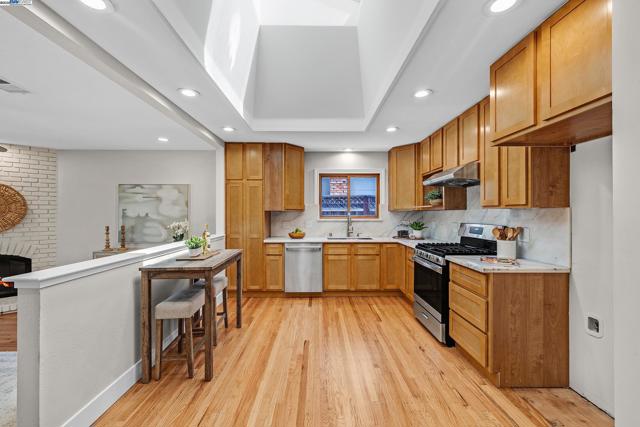 5041 Golden Rd, Pleasanton CA: https://media.crmls.org/mediaz/83d2cf35-4a21-40c8-a051-110f2fab7f8e.jpg