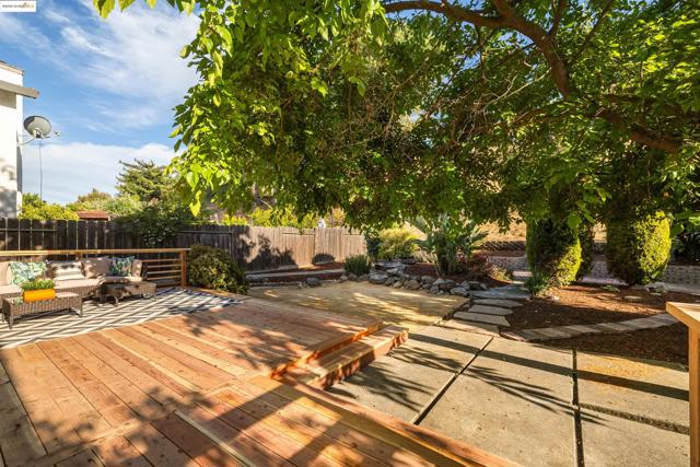 160 Manzanita Pl, Hercules CA: https://media.crmls.org/mediaz/83d34486-79ed-4865-a9cc-c2095ee80ca1.jpg