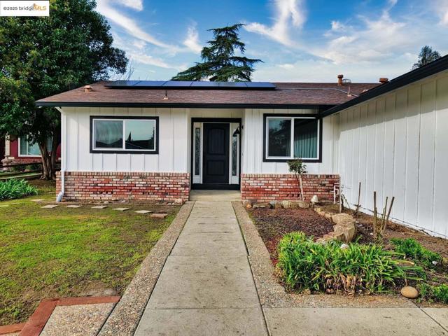 2112 Matthew CT, Pittsburg CA: https://media.crmls.org/mediaz/83d3dbcf-fc8a-4bef-93a2-57c184c576d8.jpg