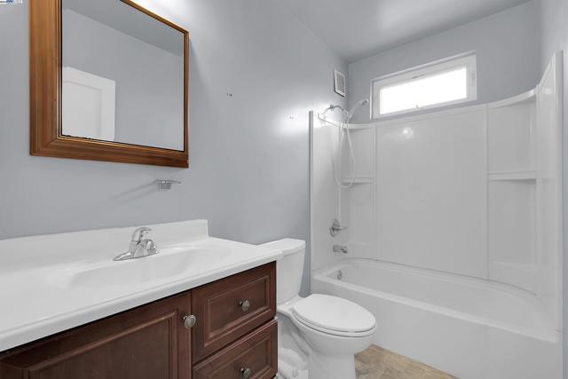 378 Park St, San Leandro CA: https://media.crmls.org/mediaz/83d4ac40-88ed-49a3-a18e-0fd17d9c6c09.jpg