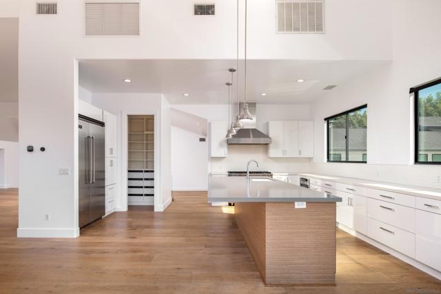 2641 Costebelle Dr, La Jolla CA: https://media.crmls.org/mediaz/83d59e5d-43f6-4af3-891a-5ec357636281.jpg