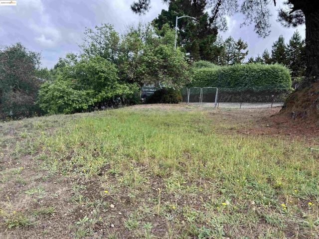 7055 Devon Way, Oakland CA: https://media.crmls.org/mediaz/83d5f1c4-8188-449a-8179-fe94c2eadb98.jpg