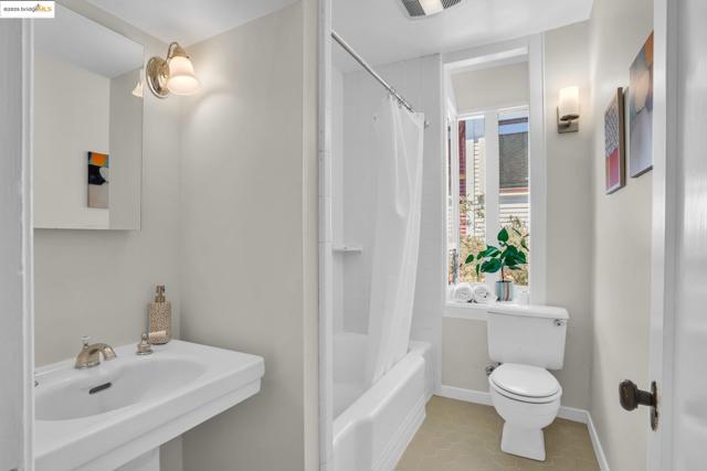 580 Chetwood St., Oakland CA: https://media.crmls.org/mediaz/83d5f671-23cb-405a-9ae0-5987f1ec5aec.jpg
