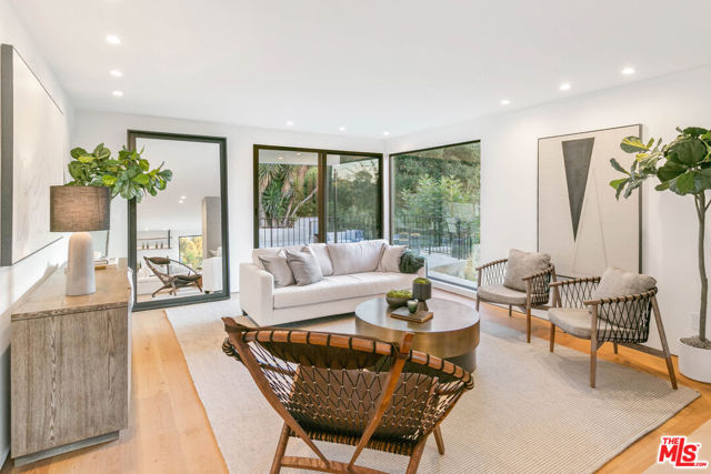 11428 Dona Lola Drive, Studio City CA: https://media.crmls.org/mediaz/83d81a8c-9731-4838-836d-892a3c2aa328.jpg