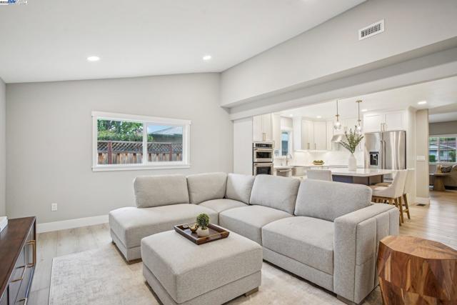 5169 Lillian Ct, Livermore CA: https://media.crmls.org/mediaz/83d9e601-986d-4484-93ff-ee56b6c3a285.jpg