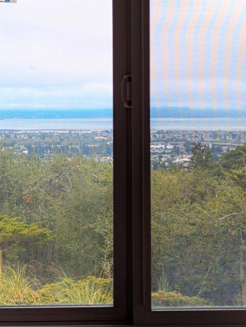 19100 Crest Ave, Castro Valley CA: https://media.crmls.org/mediaz/83daeb97-6098-4061-9eb2-32829ab1429e.jpg