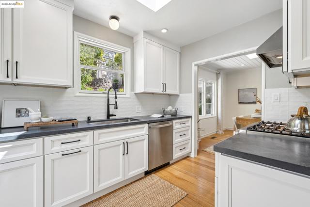 1301 Mountain Blvd, Oakland CA: https://media.crmls.org/mediaz/83db1ccb-8f7b-4761-9aba-8d24b09c84d0.jpg