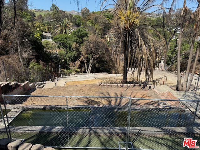 16517 Las Casas Place, Pacific Palisades CA: https://media.crmls.org/mediaz/83db6ec9-a041-443a-940f-06d5a5c027d7.jpg