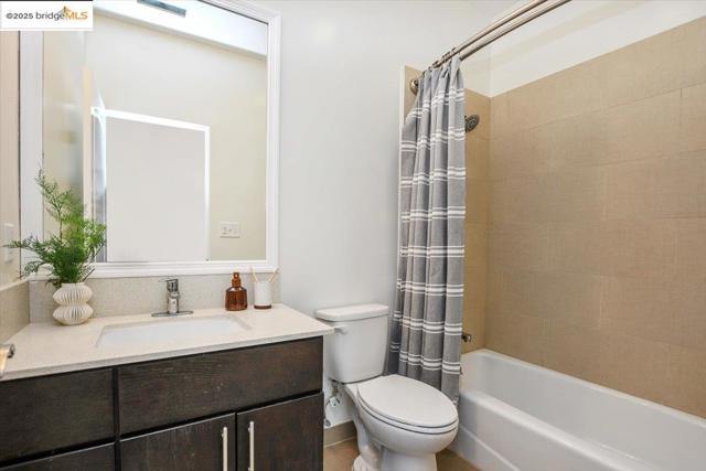 1738 18th Ave, Oakland CA: https://media.crmls.org/mediaz/83db922a-0f3b-4ddf-93cf-5c1171096d35.jpg