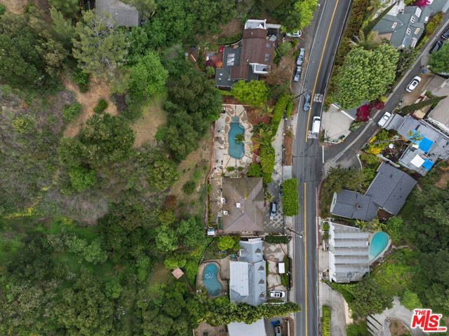 2431 Benedict Canyon Drive, Beverly Hills CA: https://media.crmls.org/mediaz/83dbafc1-a788-4070-9417-4b362de06286.jpg