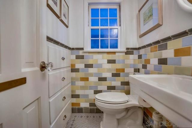 75 Corinthian Walk, Long Beach CA: https://media.crmls.org/mediaz/83dc9b42-3a26-4fa8-8668-1d5d682dba29.jpg