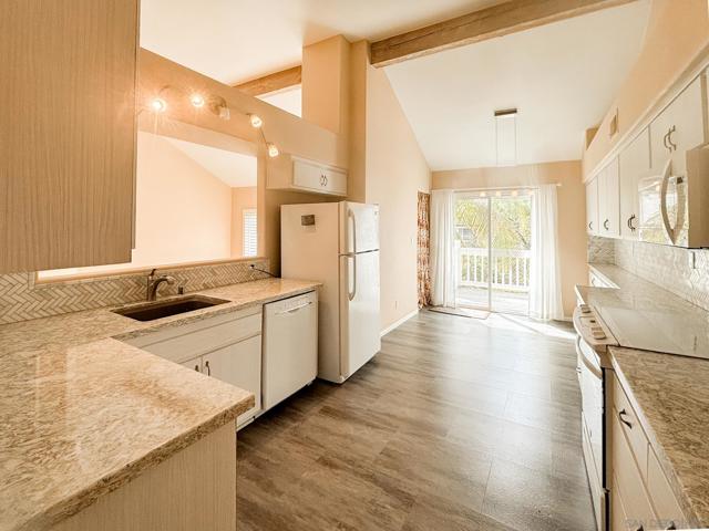 8585 Via Mallorca, La Jolla CA: https://media.crmls.org/mediaz/83dd304f-a0de-470b-b479-75bc83f1d98a.jpg