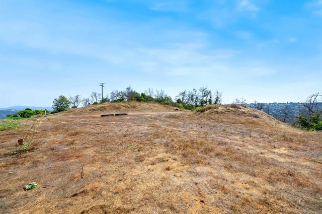 3240 Via Del Cielo, Fallbrook CA: https://media.crmls.org/mediaz/83dda798-d718-45e5-91a7-f7a08c419d91.jpg