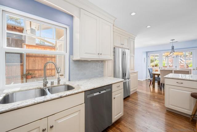 3733 La Cresta Dr, San Diego CA: https://media.crmls.org/mediaz/83de8d17-3e32-4f41-b081-a8001a7fc2ae.jpg