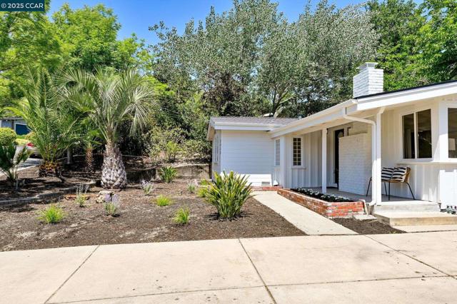 3352 Betty Ln, Lafayette CA: https://media.crmls.org/mediaz/83ded536-47f8-458e-9501-452dda7bc58e.jpg