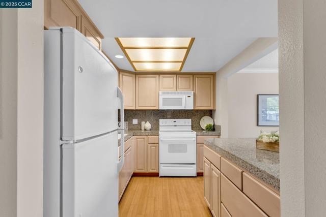 1200 Canyonwood Ct, Walnut Creek CA: https://media.crmls.org/mediaz/83df2133-773a-4868-a321-95be3fd3a3ee.jpg