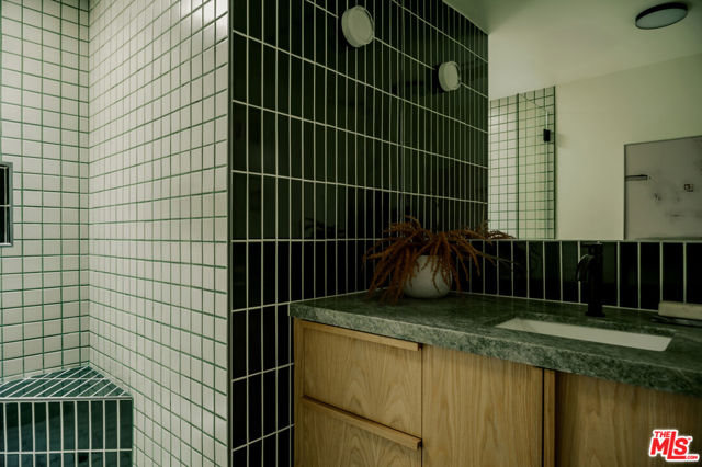 5649 Valley Oak Drive, Los Angeles CA: https://media.crmls.org/mediaz/83df22a1-f882-4d4b-b14e-1979ad294773.jpg