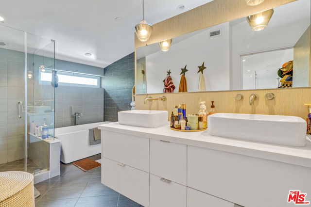 809 Brooks Avenue, Venice CA: https://media.crmls.org/mediaz/83e06cf6-719e-450d-a327-541ed2e80c47.jpg