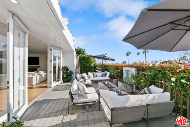 29500 Heathercliff Road, Malibu CA: https://media.crmls.org/mediaz/83e0b472-d52e-4b35-917b-07475f4dc056.jpg