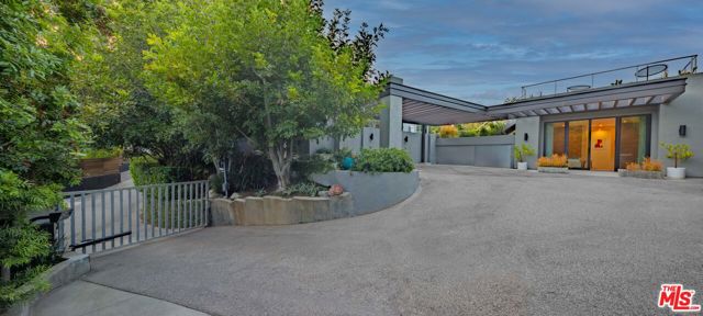 7640 Woodrow Wilson Drive, Los Angeles CA: https://media.crmls.org/mediaz/83e19a99-5cc9-4447-ba90-d3365ff1b75f.jpg