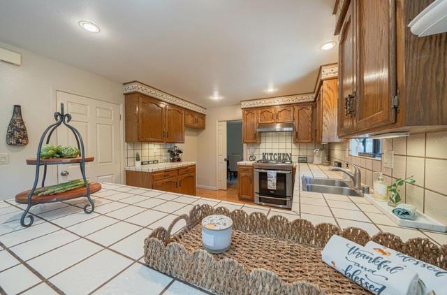 785 Ambrose Drive, Salinas CA: https://media.crmls.org/mediaz/83e2bcc4-259f-41bd-a287-964208383768.jpg