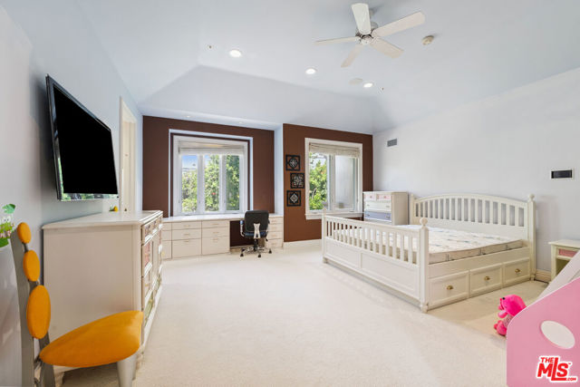 3303 Clerendon Road, Beverly Hills CA: https://media.crmls.org/mediaz/83e3bbcf-5268-4d8a-9c53-0b9d4ddd3298.jpg