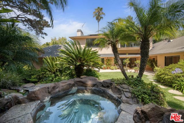 515 Warner Avenue, Los Angeles CA: https://media.crmls.org/mediaz/83e47d1b-cf65-4b0f-a27e-166dc8611cd4.jpg