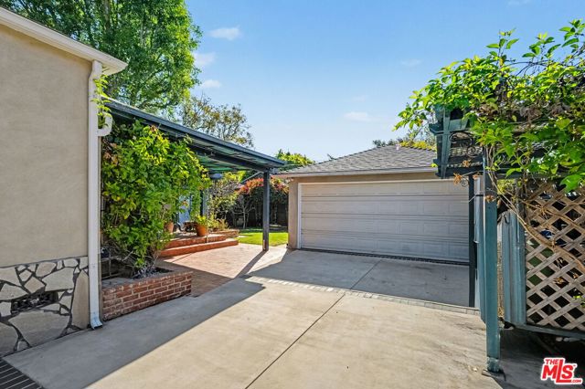 1314 Palms Boulevard, Venice CA: https://media.crmls.org/mediaz/83e4b345-af06-4f2b-9724-631053baeec2.jpg