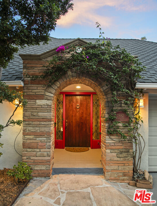 2882 Belden Drive, Los Angeles CA: https://media.crmls.org/mediaz/83e6477d-0478-44f5-aa71-04eabc6b8e64.jpg