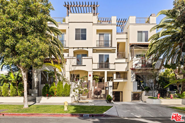 632 N Kings Road, West Hollywood CA: https://media.crmls.org/mediaz/83e7a70f-78f7-4fa1-a7e5-11317ab65663.jpg
