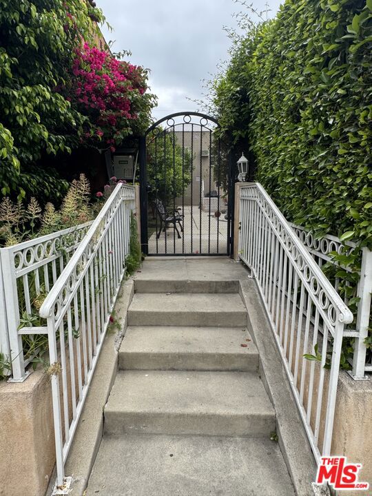428 S DOHENY Drive, Beverly Hills CA: https://media.crmls.org/mediaz/83e873eb-d99b-4cef-b5ba-173ba05c8f5a.jpg